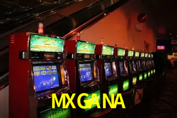 Una escena digital vívida inspirada en casino con MXGANA mostrado prominentemente, luces brillantes, fichas, cartas y acentos dorados.